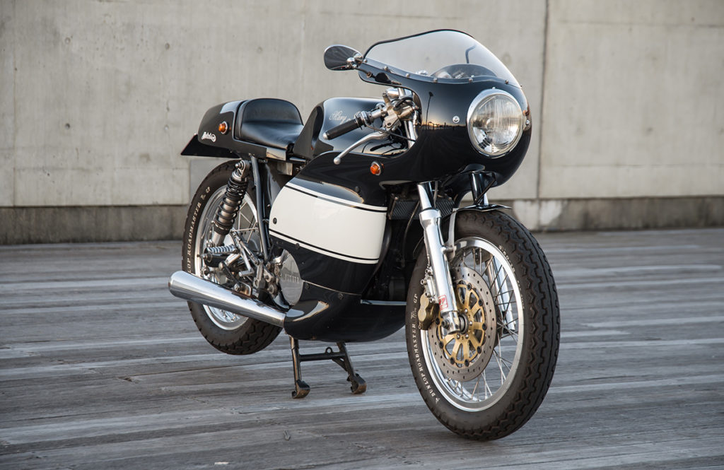 Yamaha SR400 cafe racer japan