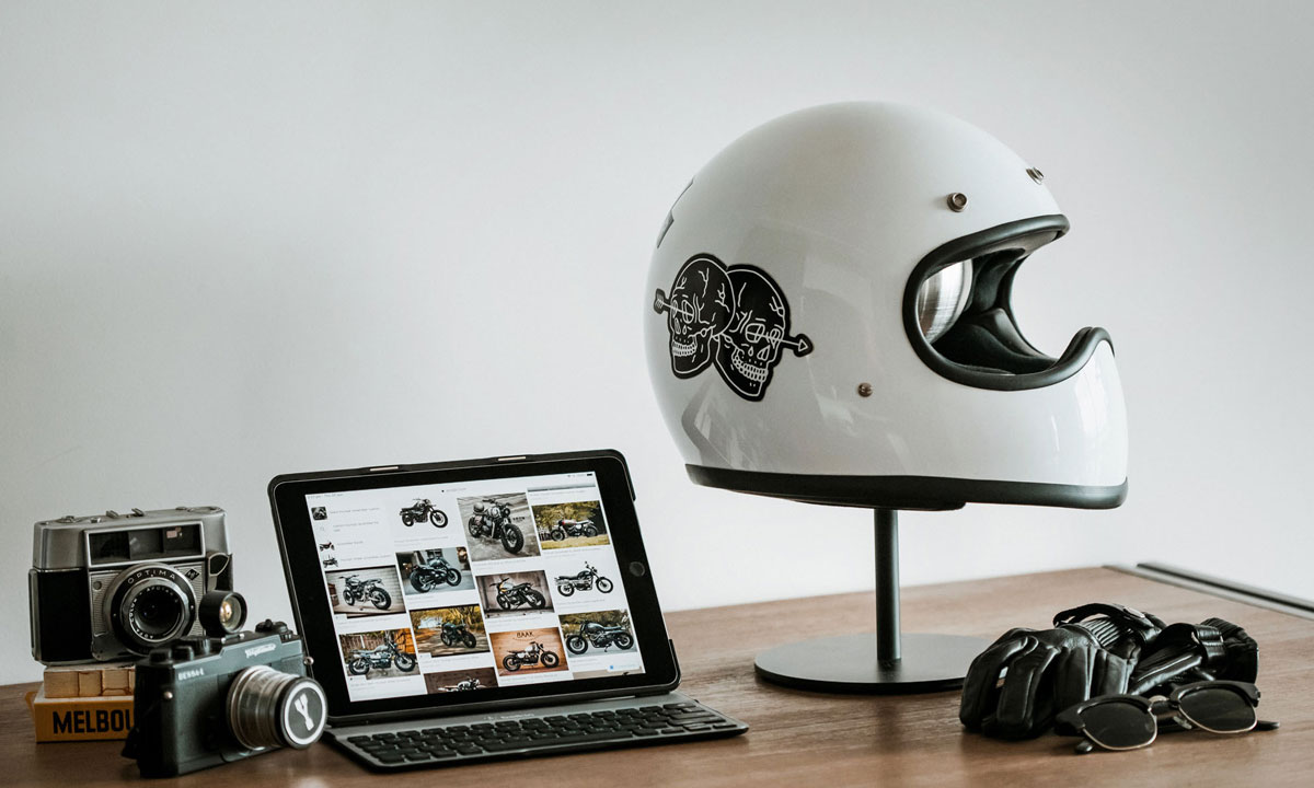 Halley helmet stand