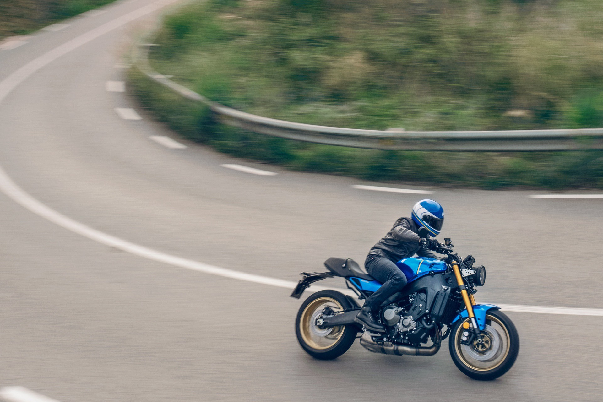 The 2022 Yamaha XSR900 motorcycle as it takes a corner