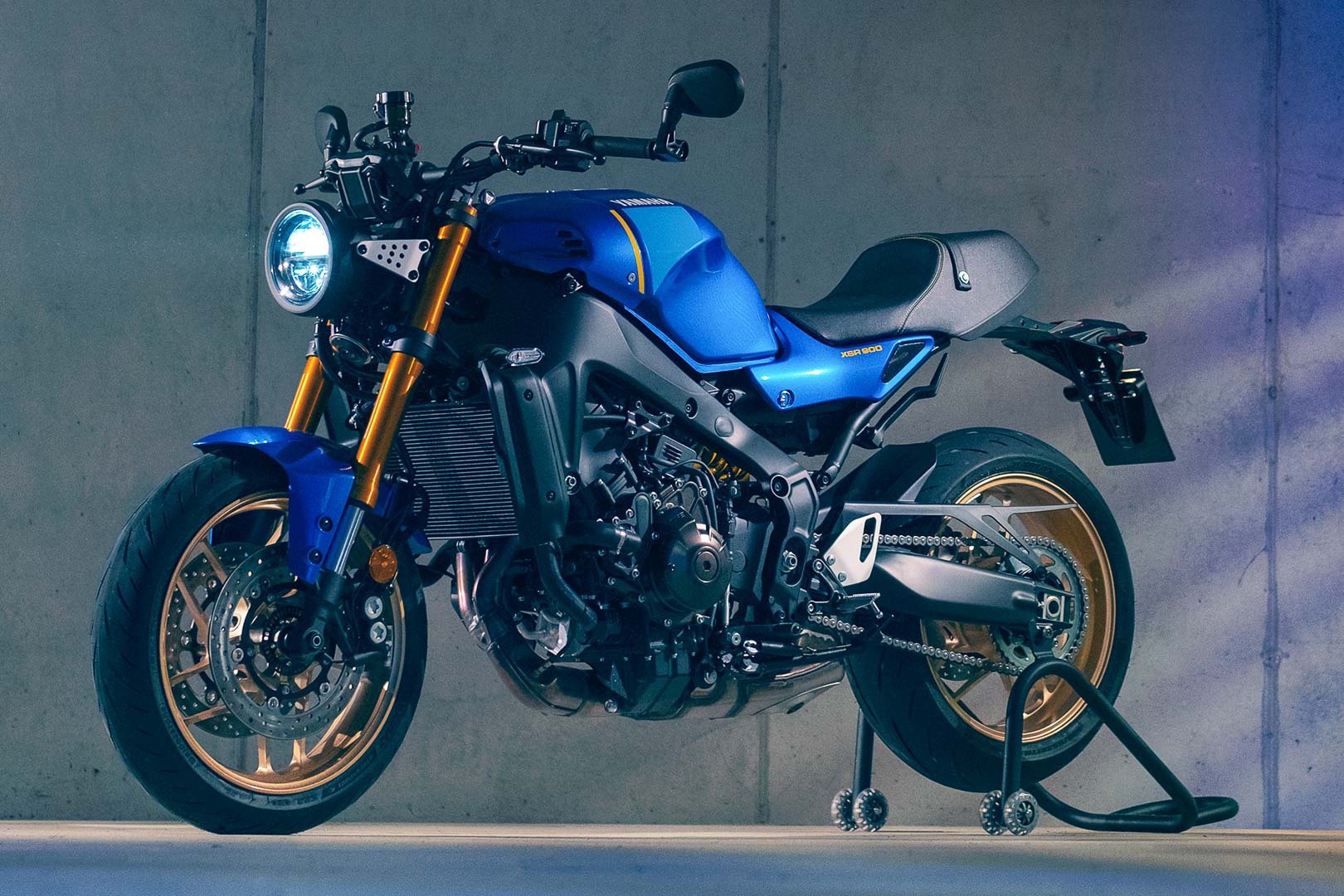 The 2022 Yamaha XSR900 motorcycle - front 3/4 profile