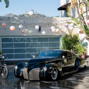 Barry Weiss's Un Diente de Oro, next to an Art Deco era car. Media courtesy of Gavin Brennan.