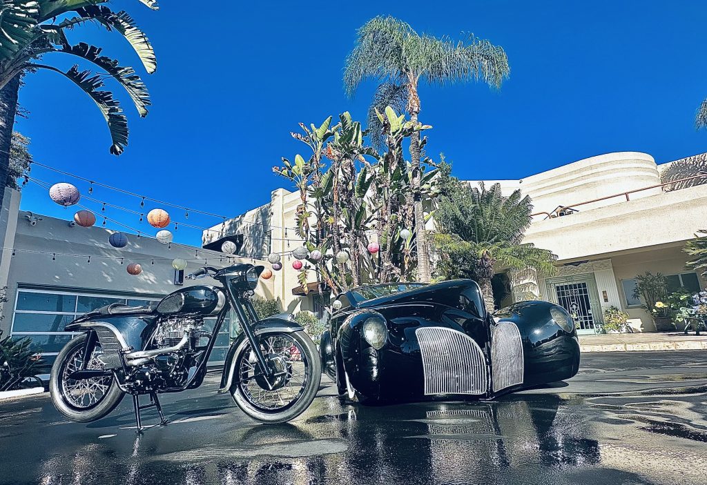 Barry Weiss's Un Diente de Oro, next to an Art Deco era car. Media courtesy of Gavin Brennan.