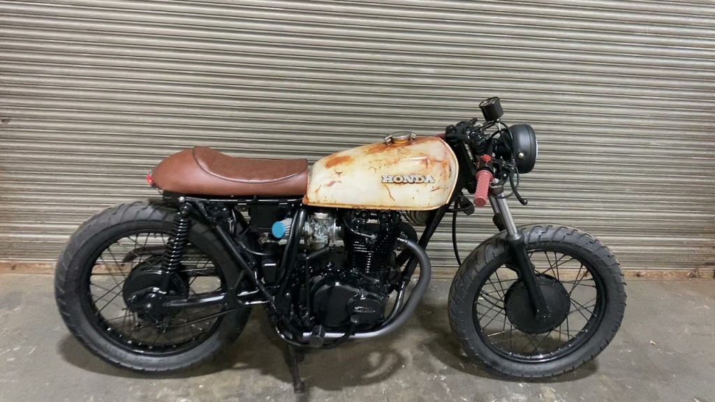 Vintage effect via patina on a cafe racer